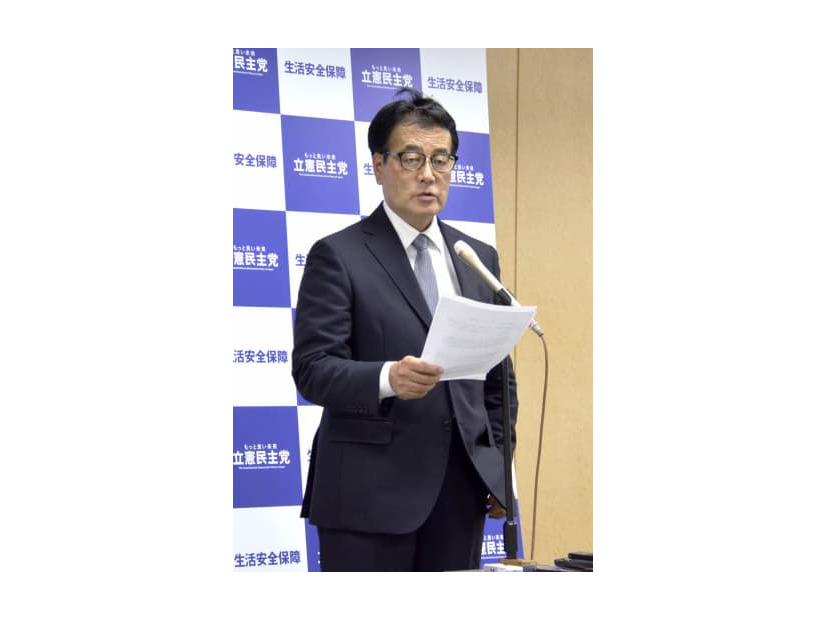 取材に応じる立憲民主党の岡田幹事長＝13日午後、東京・永田町の党本部