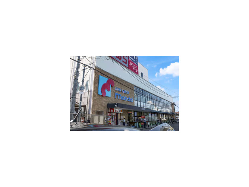 大阪府東大阪市にある万代の店舗＝13日