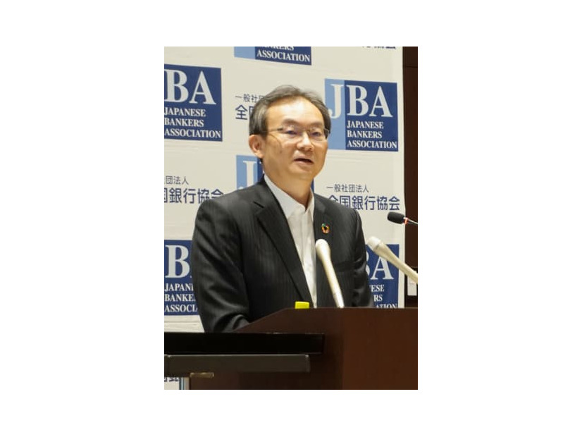 記者会見する全国銀行協会の半沢淳一会長＝15日午後、東京都内