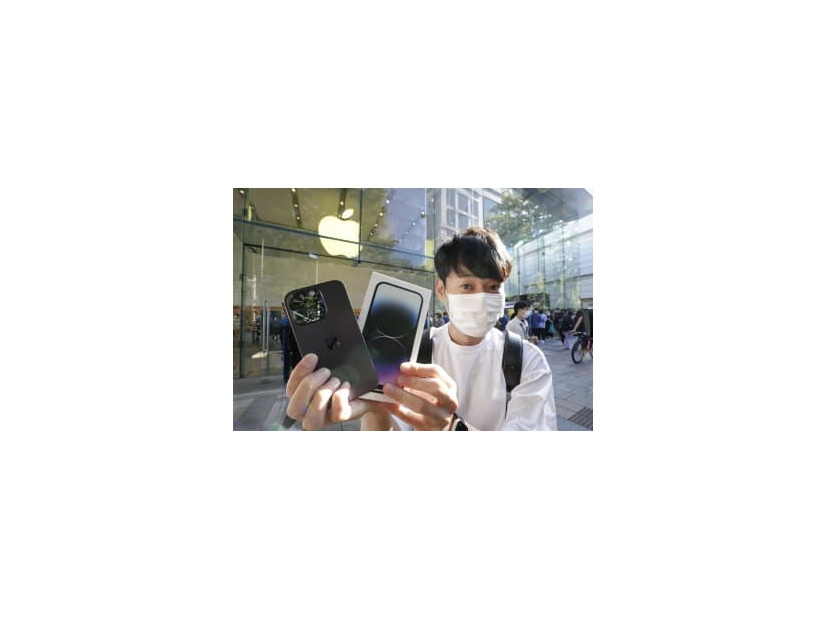 米アップル「iPhone」の新型「14」シリーズを購入した男性＝16日朝、東京・表参道