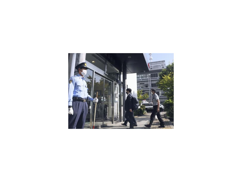 神奈川県真鶴町の松本一彦町長らに対する告発状を提出するため神奈川県警小田原署を訪れた町職員ら＝16日午後