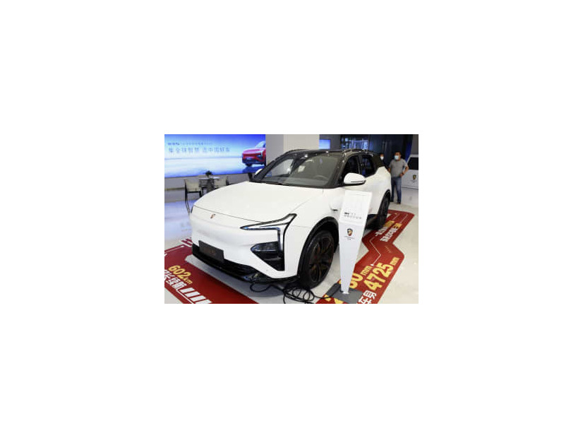 中国恒大集団初のEV「恒馳5」＝16日、北京（共同）