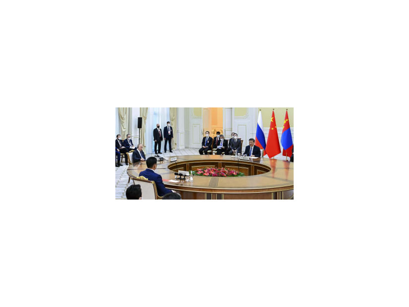 15日、ウズベキスタン・サマルカンドで会談する（右奥から時計回りに）中国の習近平国家主席、モンゴルのフレルスフ大統領、ロシアのプーチン大統領（新華社＝共同）