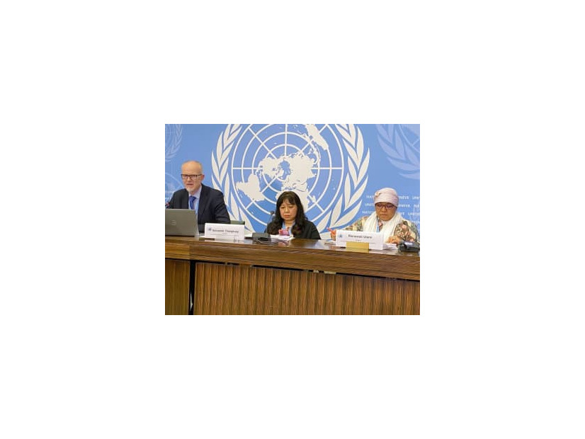 9日、記者会見で日本への勧告を発表する国連の障害者権利委員会委員ら＝スイス・ジュネーブ（共同）