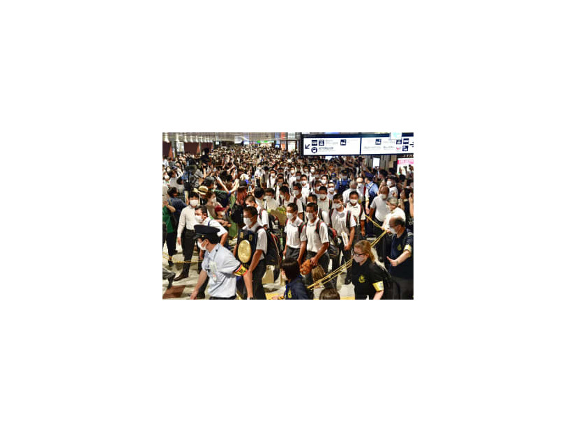 今夏の甲子園で東北勢初の優勝を果たし、JR仙台駅で大勢の人に出迎えられる仙台育英高の選手ら＝8月