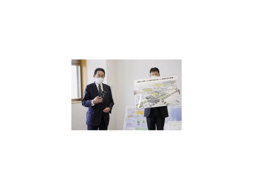 福島県浪江町を訪れ、「福島国際研究教育機構」の立地予定地を視察した岸田首相（左）＝17日午後（代表撮影）