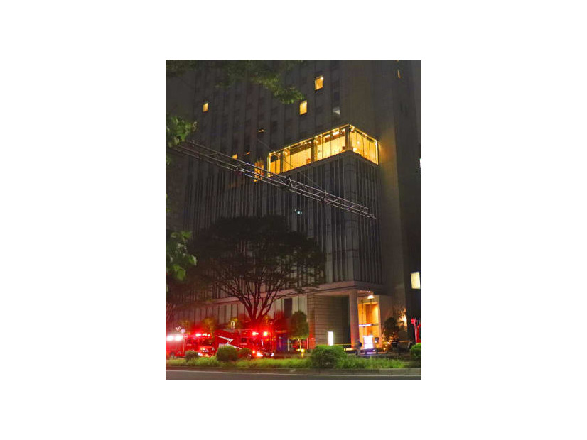 宿泊客が避難した三井ガーデンホテル仙台＝19日午前0時38分、仙台市