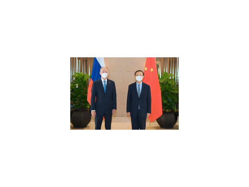 ロシアのパトルシェフ安全保障会議書記（左）と写真に納まる中国の楊潔チ・共産党政治局員＝19日、中国福建省（中国外務省のホームページより、共同）