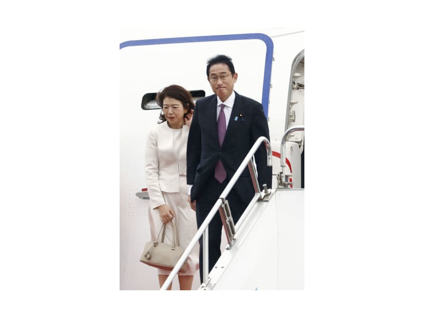 国連総会に出席するため、米ニューヨークへ出発する岸田首相。左は裕子夫人＝20日午前、羽田空港