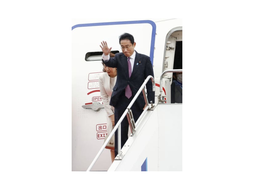 国連総会に出席するため、米ニューヨークへ出発する岸田首相。左は裕子夫人＝20日午前、羽田空港