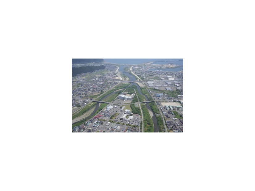 岩手県久慈市の市役所（下中央）付近＝2021年6月