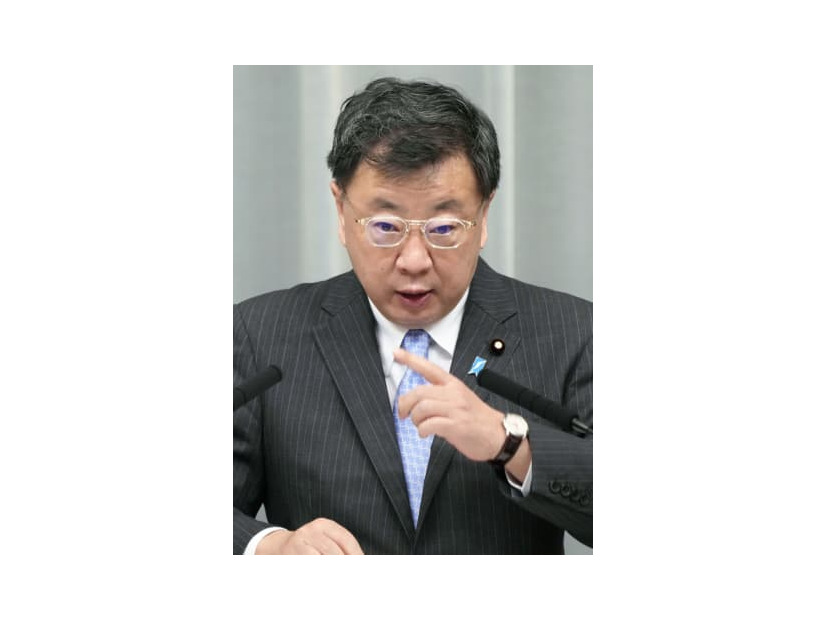 記者会見する松野官房長官＝21日午前、首相官邸