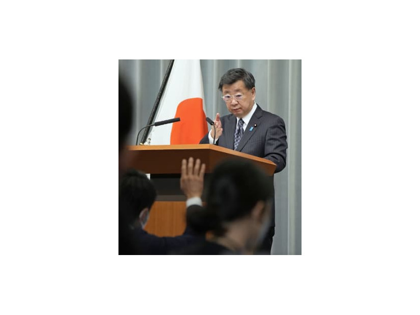 記者会見する松野官房長官＝22日午前、首相官邸