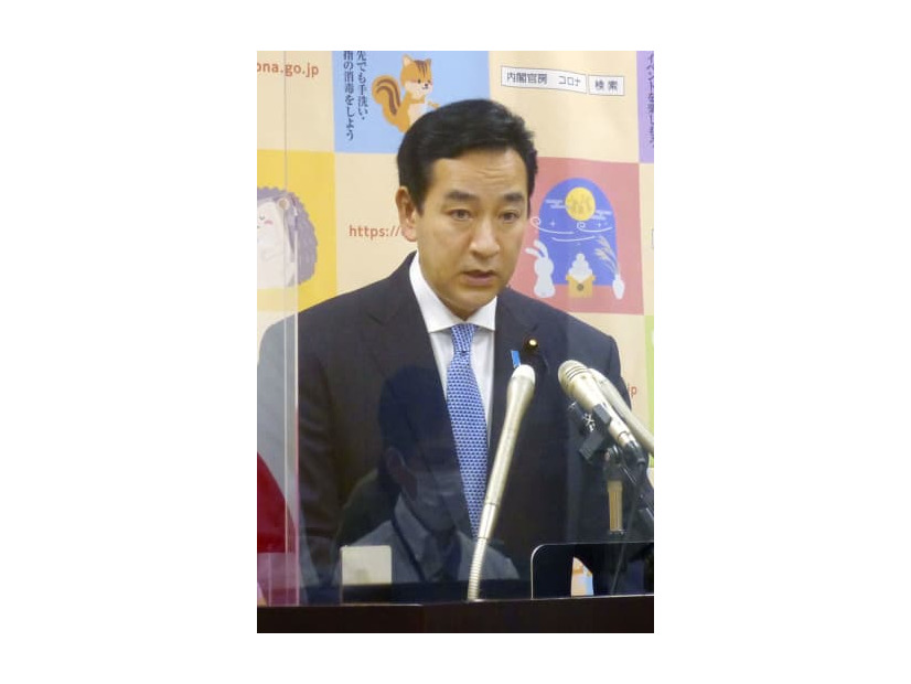 記者会見する山際経済再生相＝20日、東京都千代田区