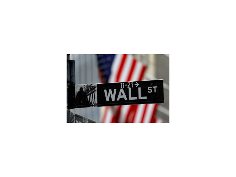 ニューヨーク・ウォール街にある標識（ロイター＝共同）