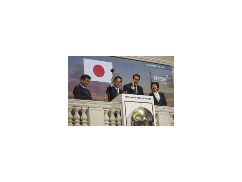 小槌で鐘を鳴らす岸田文雄首相＝22日、ニューヨーク証券取引所（AP＝共同）
