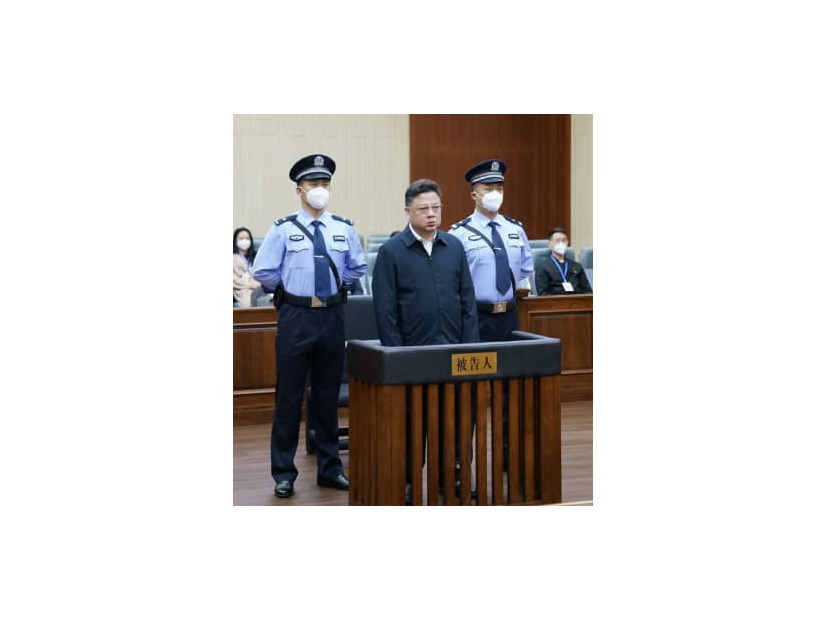 中国吉林省長春市中級人民法院に出廷する元公安次官の孫力軍氏（中央）。同院が23日、微博（ウェイボ）の公式アカウントに投稿した（共同）