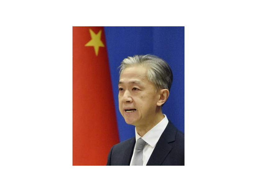 記者会見する中国外務省の汪文斌副報道局長＝23日、北京（共同）