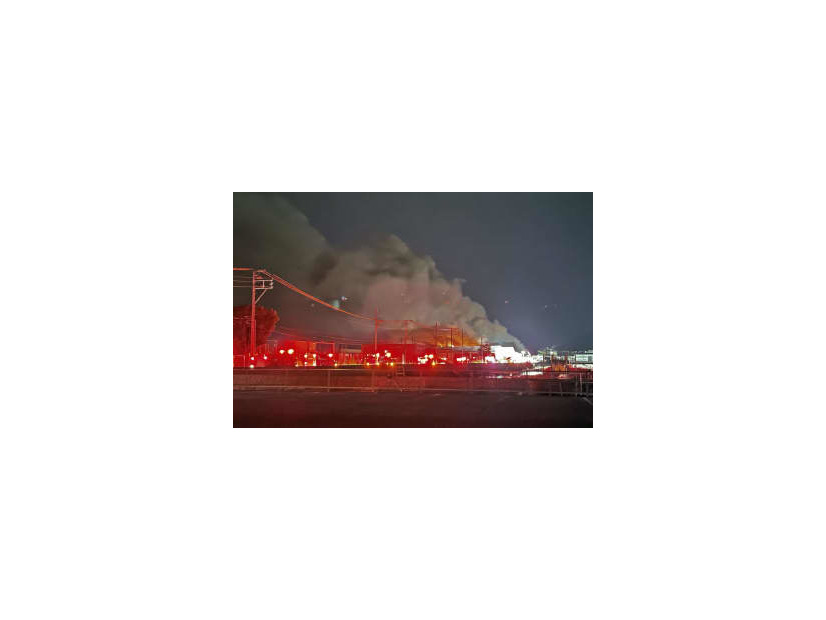煙が上がるマルハニチロ広島工場の火災現場付近＝24日午前2時30分、広島市