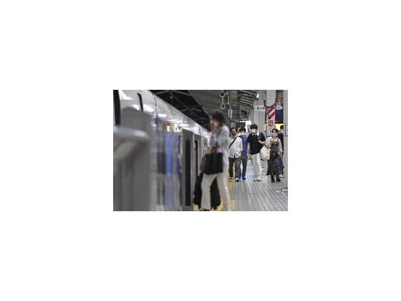 「列車ホテル」として開放された新幹線の車両に乗り込む人たち＝24日午前0時40分、JR東京駅