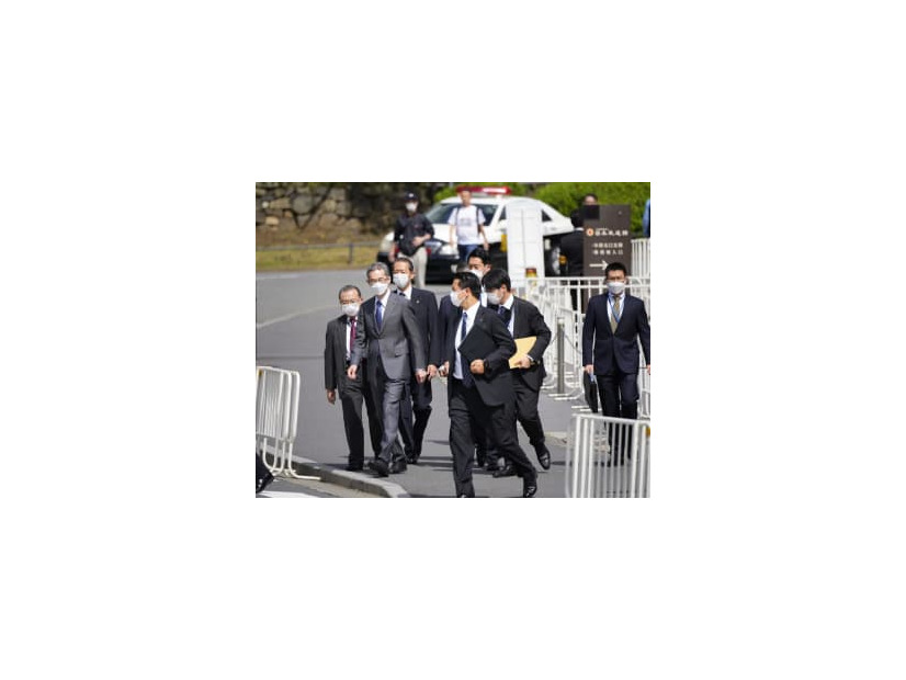 安倍元首相の国葬会場となる日本武道館の周辺を視察する警察庁の露木康浩長官（左から2人目）ら＝21日、東京都千代田区