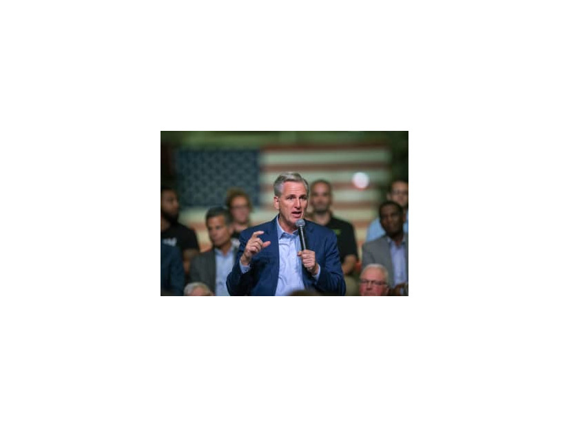 23日、米東部ペンシルベニア州で、共和党の公約を紹介するマッカーシー院内総務（Pam　Panchak/Pittsburgh　Post―Gazette提供・AP＝共同）