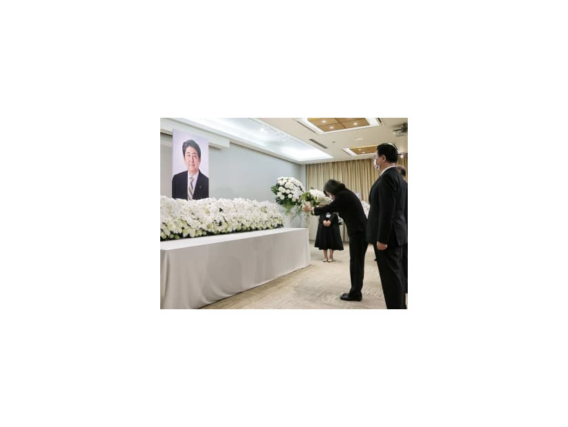 7月、日本台湾交流協会台北事務所で、安倍元首相の遺影に花を手向ける台湾の蔡英文総統＝台北（総統府提供・共同）