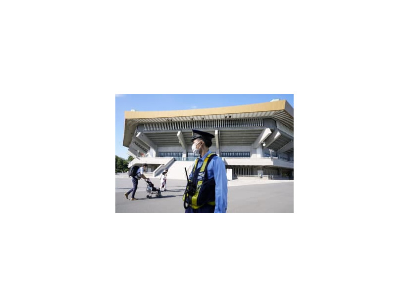 安倍元首相の国葬を前に、東京都千代田区の日本武道館周辺を警戒する警察官＝25日午後