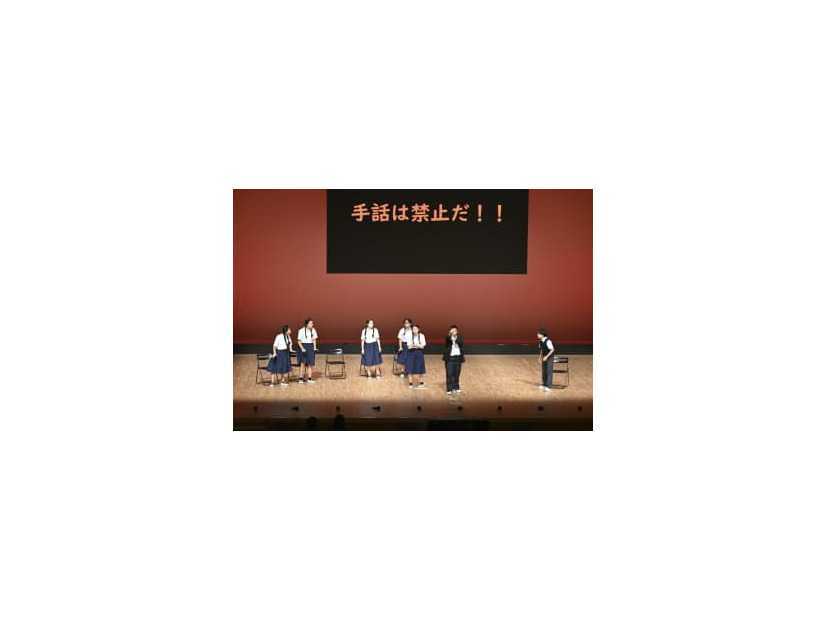 第9回「全国高校生手話パフォーマンス甲子園」で優勝した埼玉県立の坂戸ろう学園と大宮ろう学園の合同チーム＝25日午後、鳥取県倉吉市