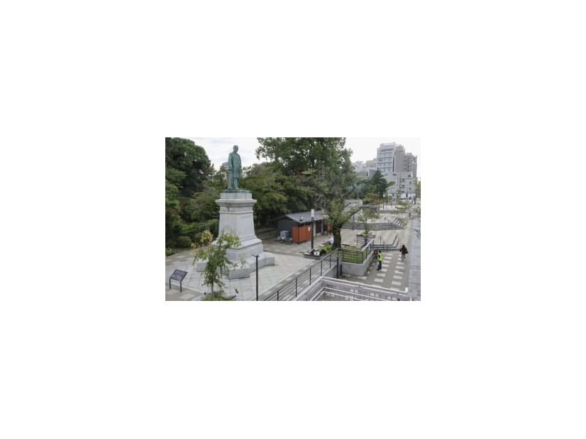 一般向けの献花台が設置される「九段坂公園」＝21日、東京都千代田区