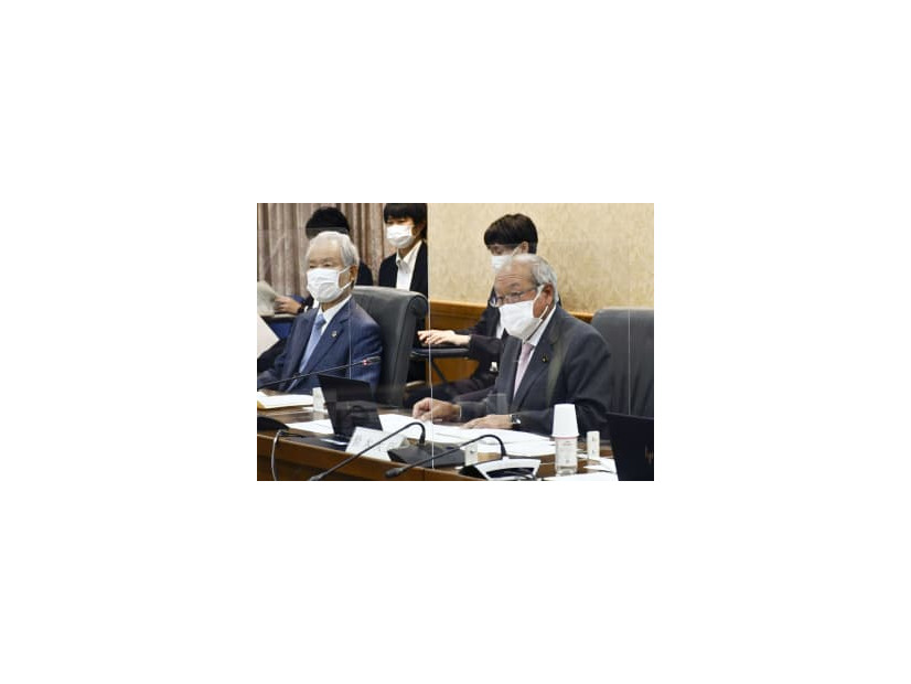 財政制度等審議会の分科会であいさつする鈴木財務相（右）＝26日午前、財務省
