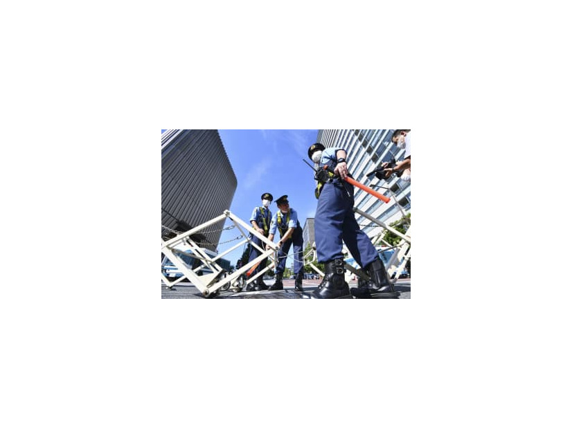 安倍元首相の国葬が行われる日本武道館近くの道路を封鎖する警察官＝27日午前9時3分、東京都千代田区