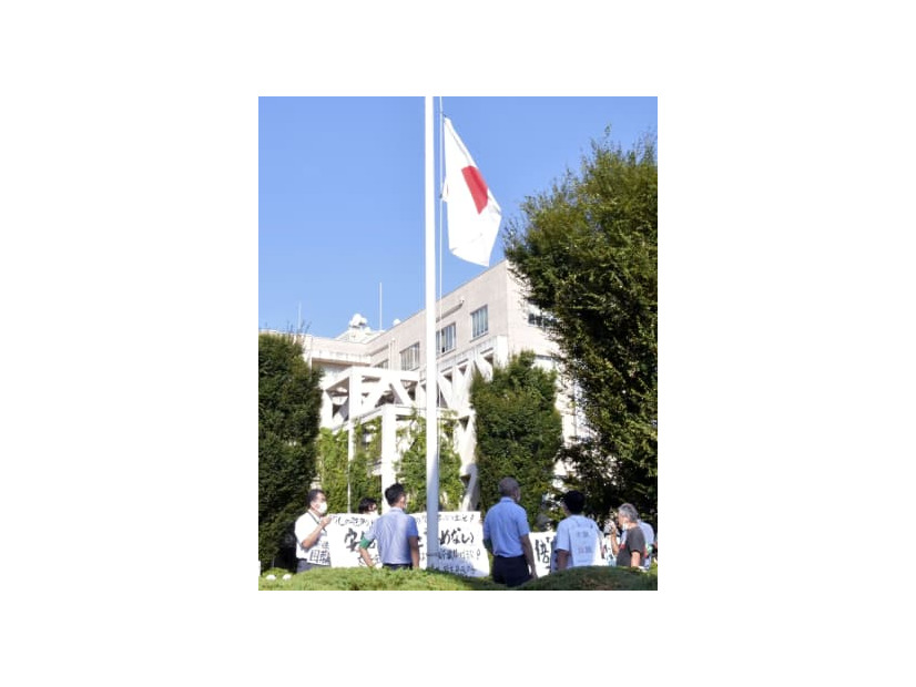 埼玉県庁前で半旗掲揚に抗議する、安倍元首相の国葬に反対する市民グループのメンバーら＝27日午前8時15分