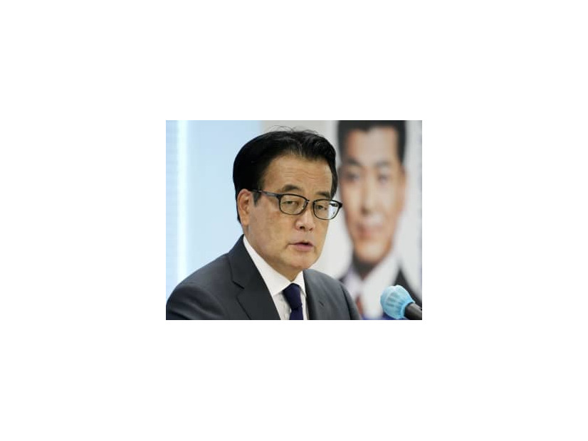 記者会見する立憲民主党の岡田幹事長＝27日午前、国会