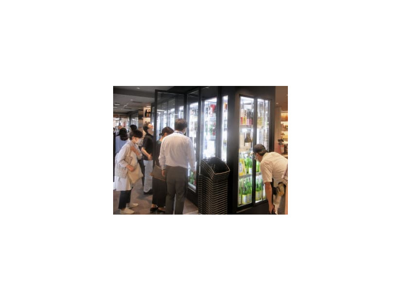 買い物客でにぎわう西武池袋本店の酒類売り場＝27日午後、東京都豊島区