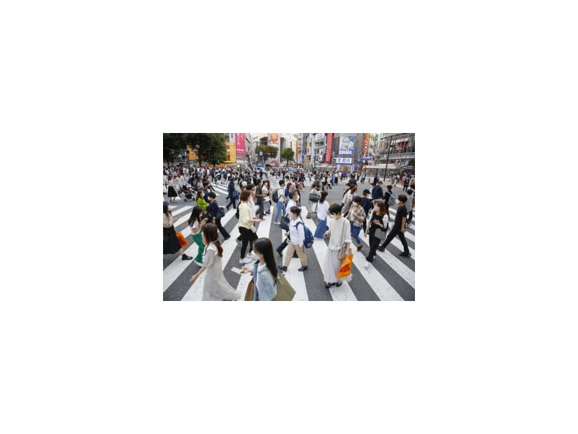 東京・渋谷の繁華街を行き交う人たち＝2021年