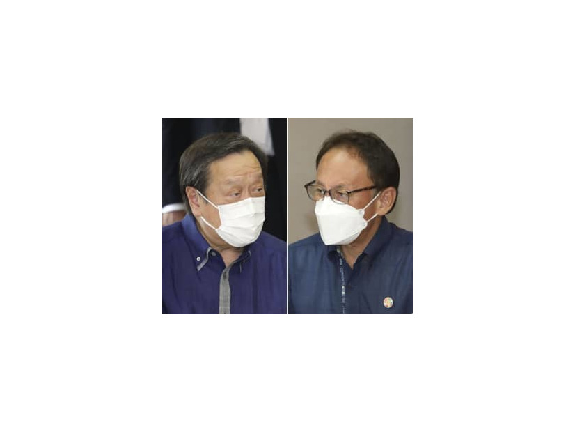 会談する浜田防衛相（左）と沖縄県の玉城デニー知事＝28日午後、沖縄県庁