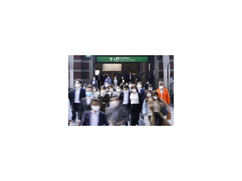 マスク姿で通勤する人たち＝JR東京駅前