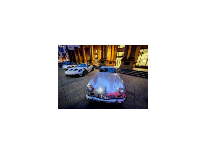 ドイツのフランクフルト証券取引所の前に並んだポルシェの車両＝29日（AP＝共同）