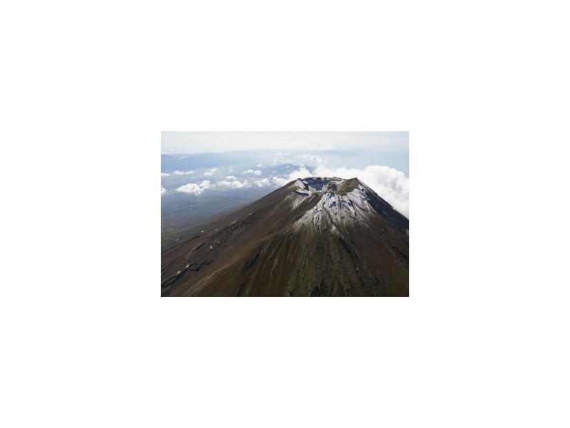 初冠雪した富士山の頂上付近＝30日午前10時3分（共同通信社ヘリから）