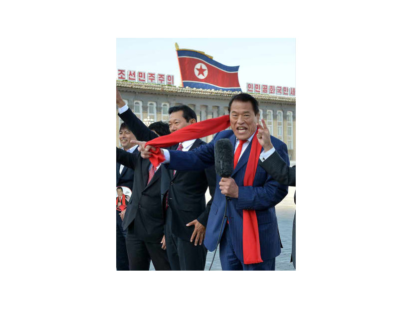 2014年7月、平壌の金日成広場でポーズをとる参院議員のアントニオ猪木さん（共同）
