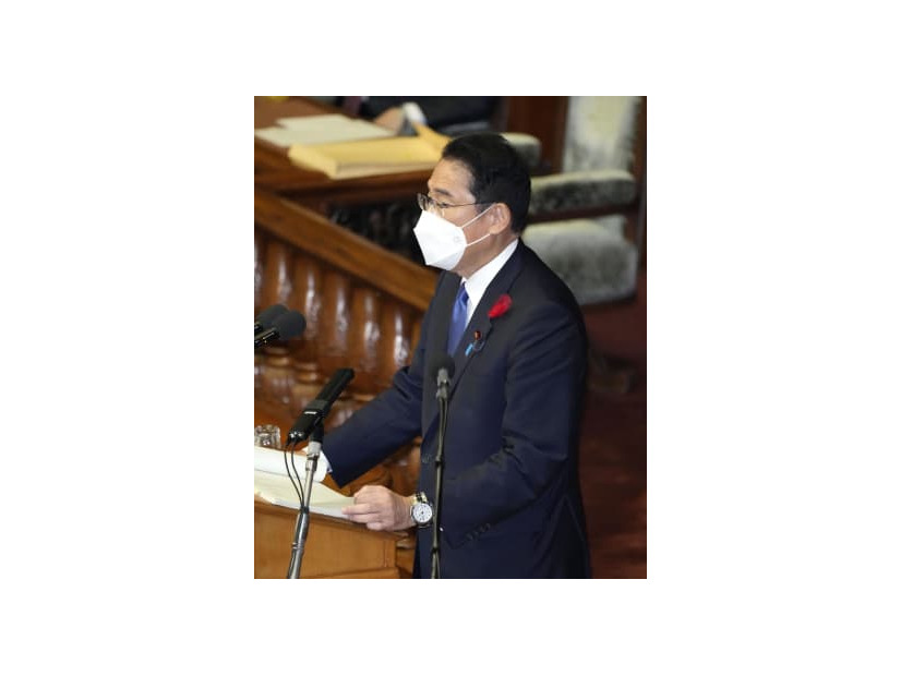 第210臨時国会で所信表明演説をする岸田首相＝3日午後、衆院本会議場
