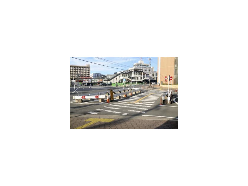 安倍元首相が銃撃された近鉄大和西大寺駅前の現場＝4日午前、奈良市