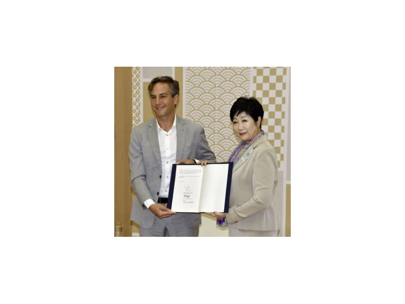 「フォーミュラE」東京開催に向けた協定を締結する小池百合子知事（右）と大会運営団体のジェイミー・ライグルCEO＝4日午前、東京都庁