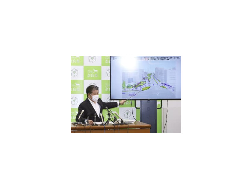 記者会見する奈良市の仲川げん市長＝4日午後、奈良市役所