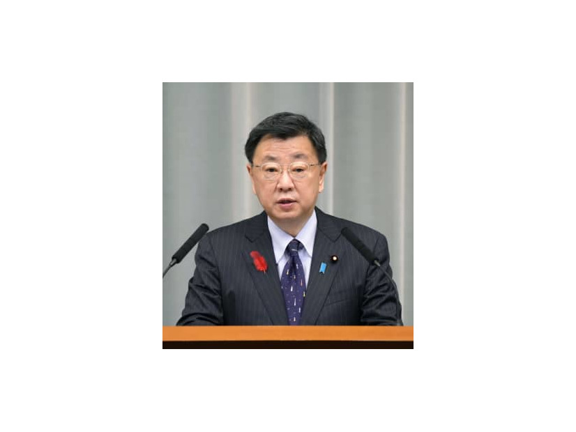 記者会見する松野官房長官＝5日午前、首相官邸