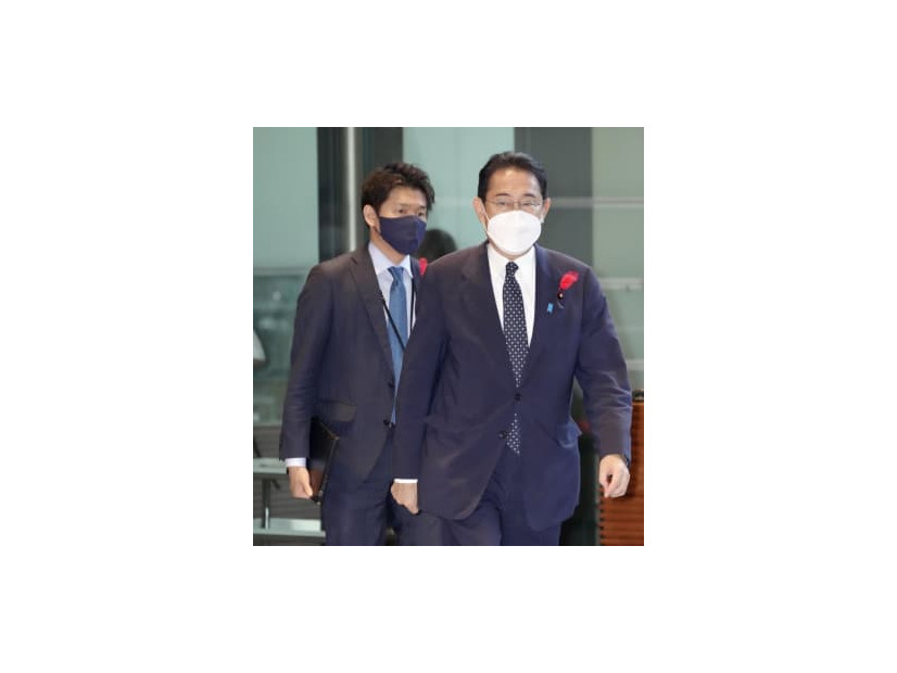首相官邸に入る岸田首相（右）と長男翔太郎氏＝4日