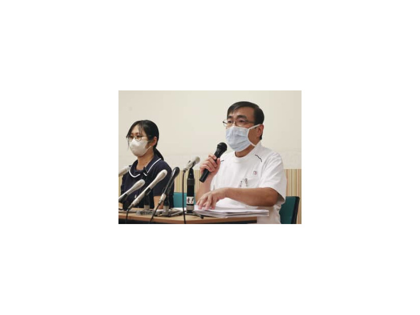 記者会見する慈恵病院の蓮田健院長（右）＝6日午後、熊本市