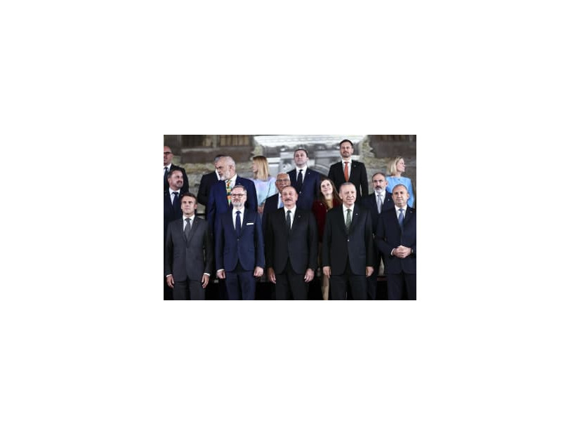 欧州政治共同体（EPC）の初会合に参加したフランスのマクロン大統領（前列左端）ら各国の首脳＝6日、チェコ・プラハ（ゲッティ＝共同）