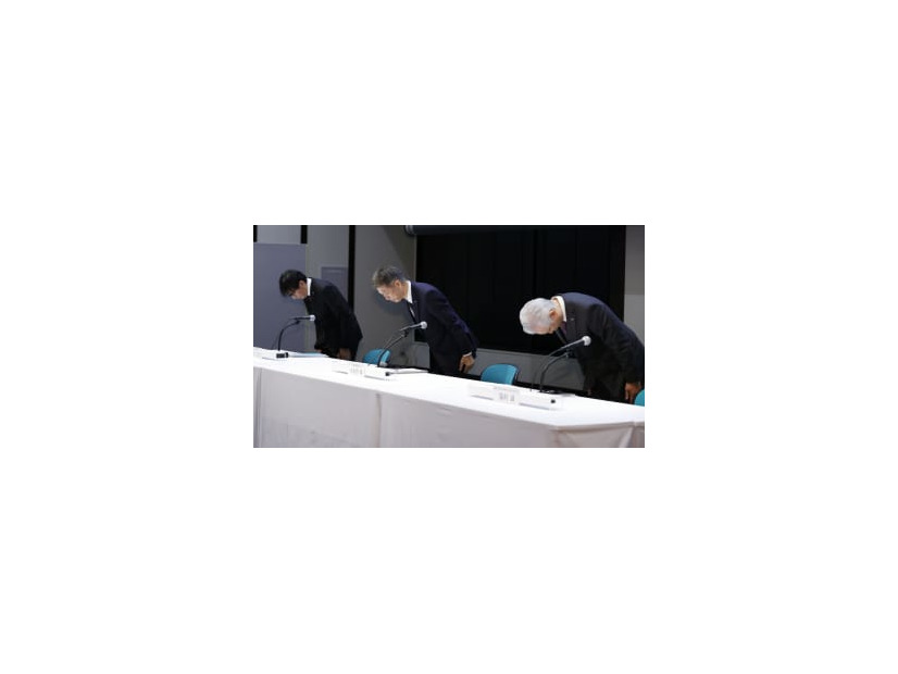 記者会見の冒頭、頭を下げる日野自動車の小木曽聡社長（中央）ら＝7日午後、東京都千代田区